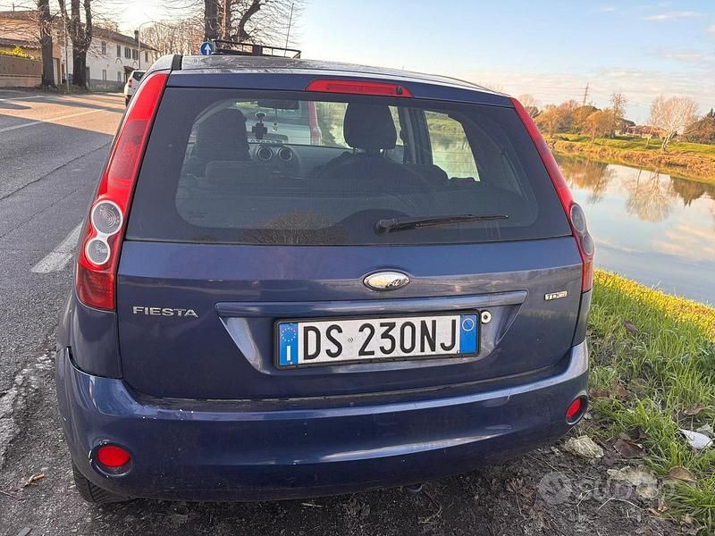 Usata Ford Fiesta 68 CV (50 kW) 2006 Blu Berlina