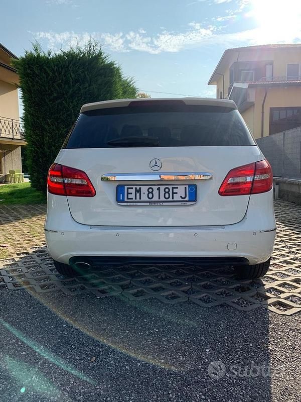 Usata Mercedes B180 Premium 122 CV (89 kW) 2012 Bianco Utilitaria