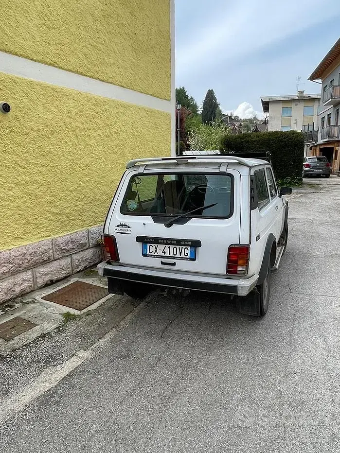 Usata Lada niva 81 CV (59 kW) 2005 Bianco SUV