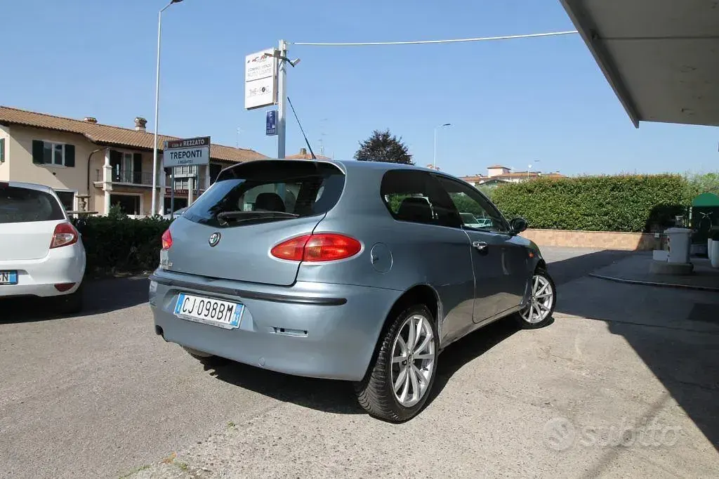 Usata Alfa Romeo 147 Exclusive 140 CV (102 kW) 2003 Grigio Utilitaria