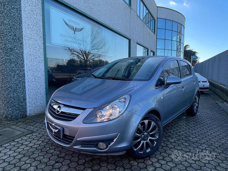 Usata Opel Corsa Cosmo 75 CV (55 kW) 2010 Grigio Utilitaria