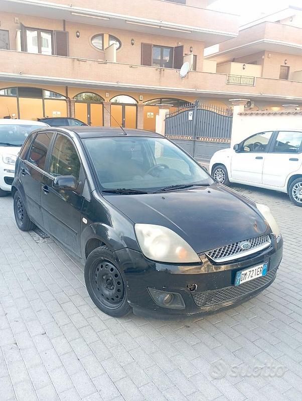Usata Ford Fiesta 90 CV (66 kW) 2007 Nero Utilitaria