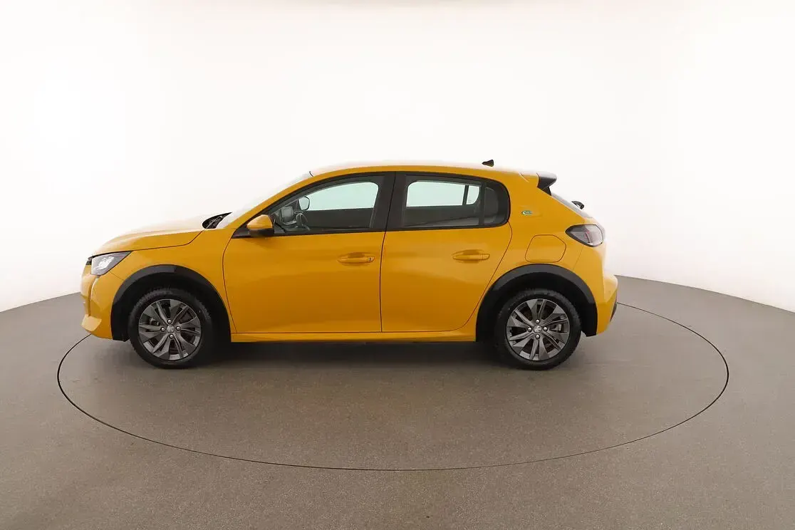 Usata Peugeot e-208 Active 100 kW (136 CV) 2021 Giallo Utilitaria