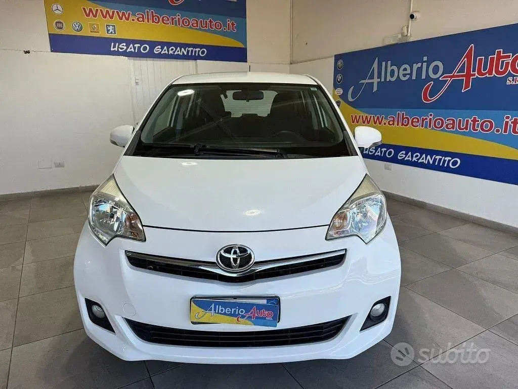 Usata Toyota Verso-S Active 90 CV (66 kW) 2012 Bianco Monovolume
