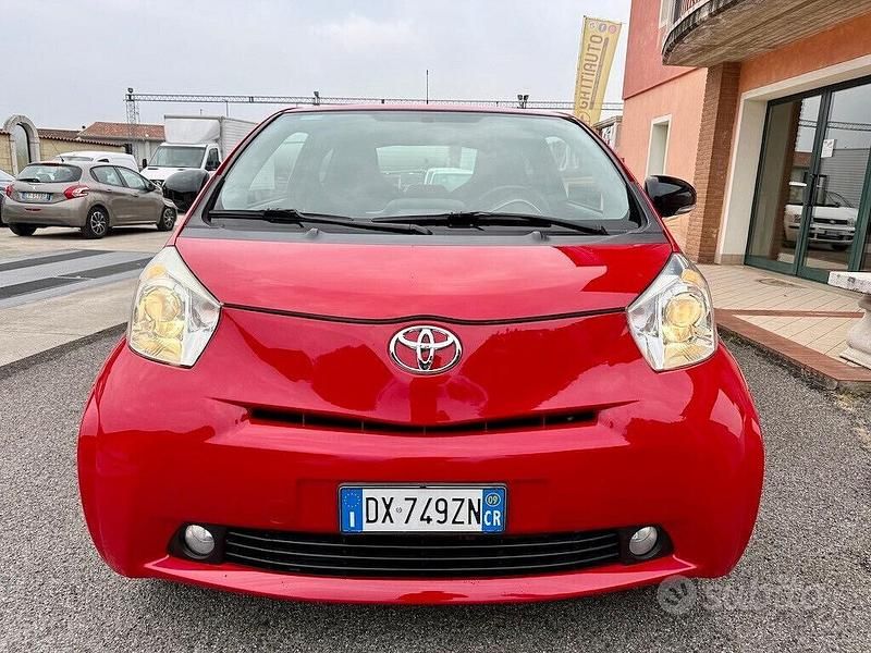 Begagnad Toyota iQ Sol 68 HK (50 kW) 2009 Röd Halvkombi