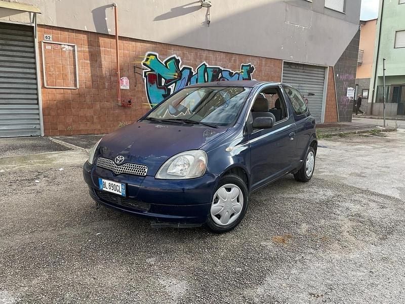Begagnad Toyota Yaris 67 HK (49 kW) 2000 Blå Sedan
