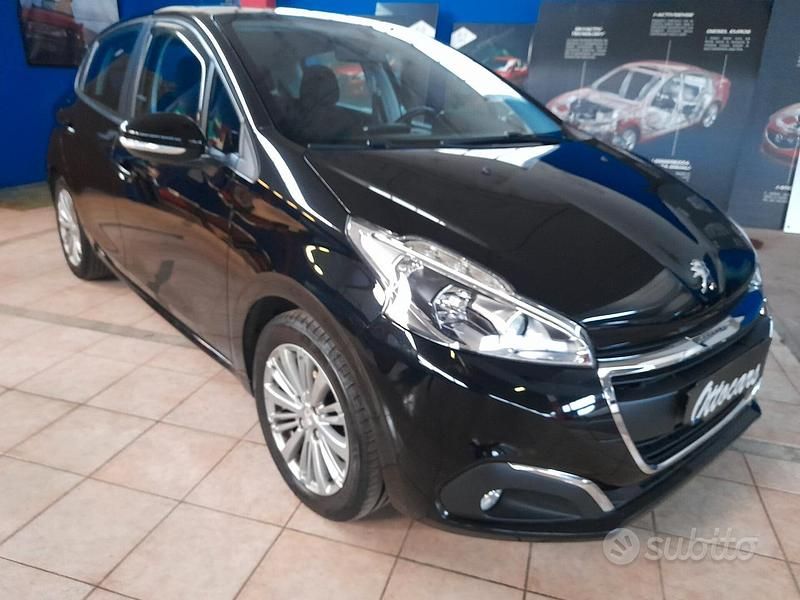 Nero Usata 2017 Peugeot 208 Allure Due volumi | 6700 € (Buon prezzo) - Immagine 1/4