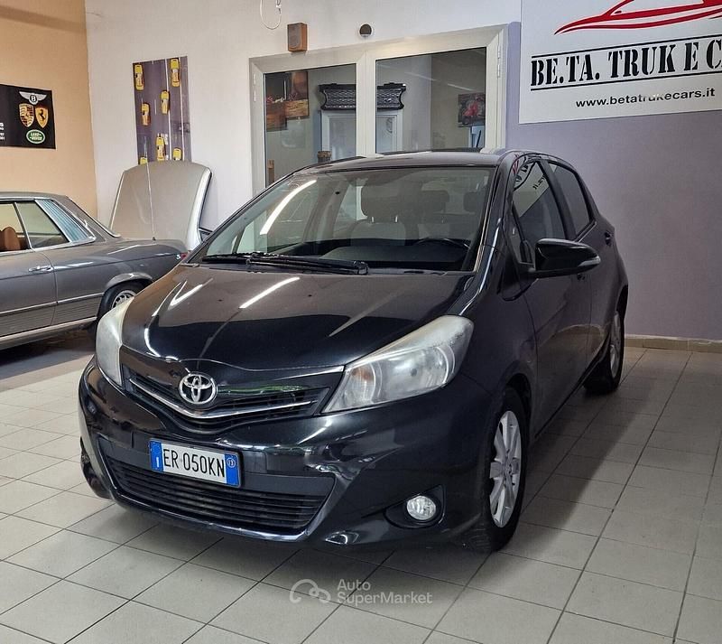 Usata Toyota Yaris Lounge 90 CV (66 kW) 2013 Nero Berlina