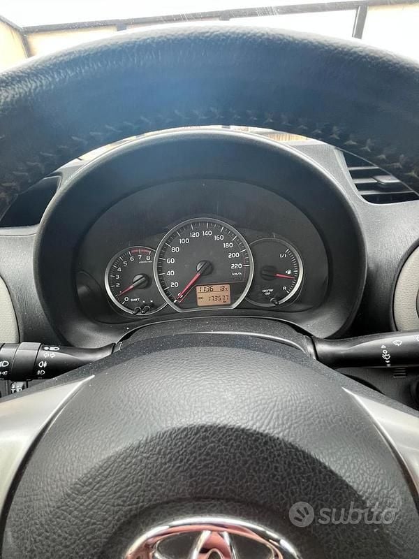 Usata Toyota Yaris Lounge 99 CV (72 kW) 2012 Utilitaria