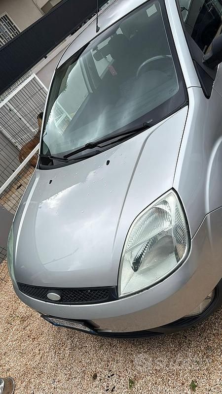 Usata Ford Fiesta 68 CV (50 kW) 2004 Grigio Utilitaria