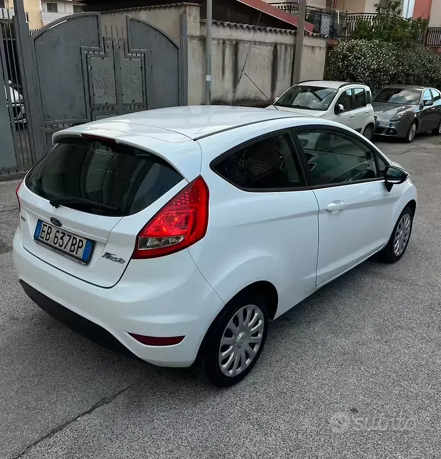 Usata Ford Fiesta 68 CV (50 kW) 2010 Bianco Berlina