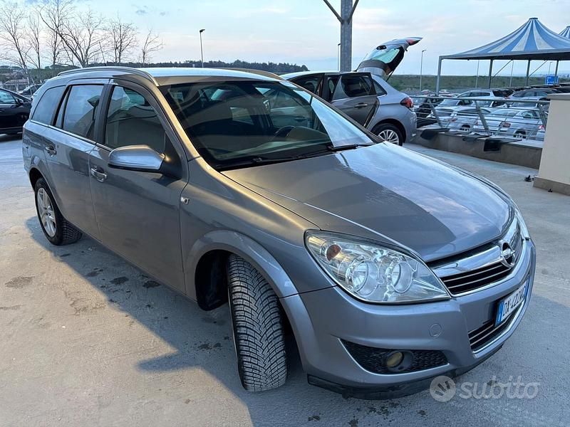 Usata Opel Astra Enjoy 110 CV (80 kW) 2009 Grigio Station wagon