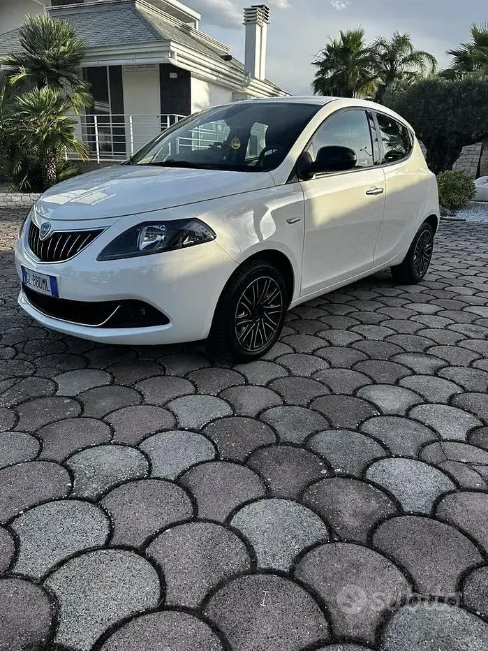 Usata Lancia Ypsilon 69 CV (50 kW) 2022 Bianco Utilitaria