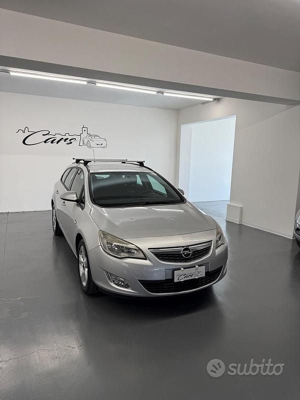 Grigio Usata 2011 Opel Astra Station wagon | 2900 € (Buon prezzo) - Immagine 1/4