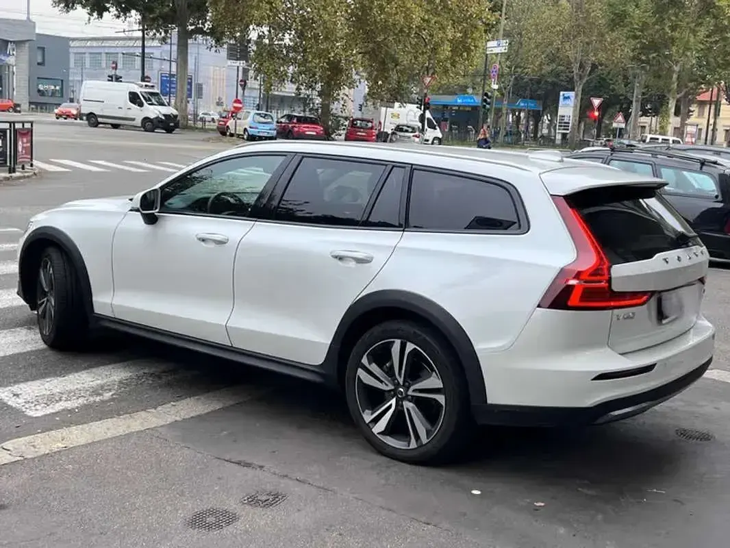 Usata Volvo V60 CC Core 197 CV (144 kW) 2024 Bianco Station wagon