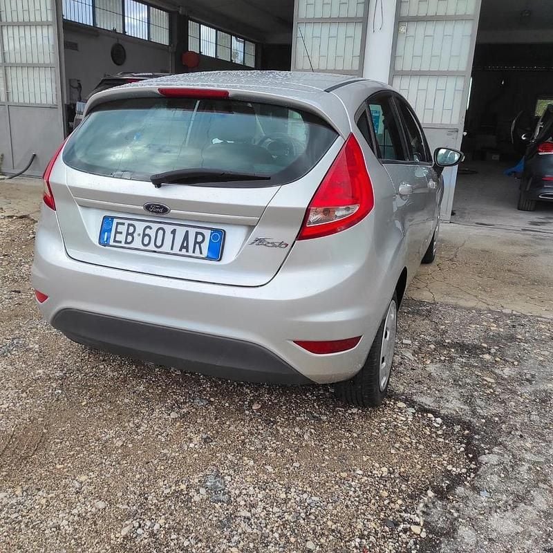 Usata Ford Fiesta 97 CV (71 kW) 2010 Grigio Utilitaria