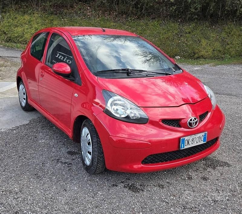 Usata Toyota Aygo 67 CV (49 kW) 2007 Rosso Utilitaria