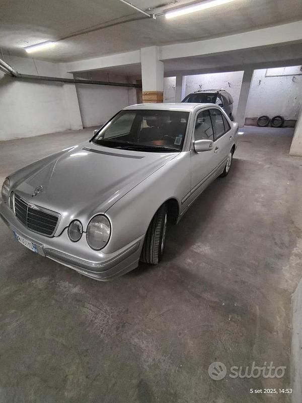 Usata Mercedes E270 Elegance 136 CV (100 kW) 2000 Grigio Berlina