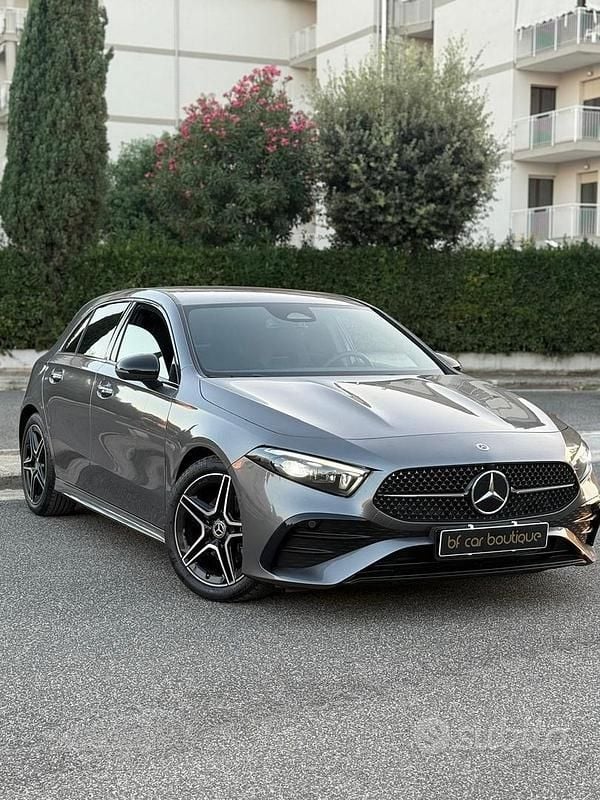 Grigio montagna Usata 2023 Mercedes A180 AMG Line Premium Plus Berlina | 33.990 € (Buon prezzo) - Immagine 1/4