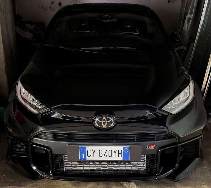 Usata Toyota Yaris 280 CV (205 kW) 2025 Nero Berlina