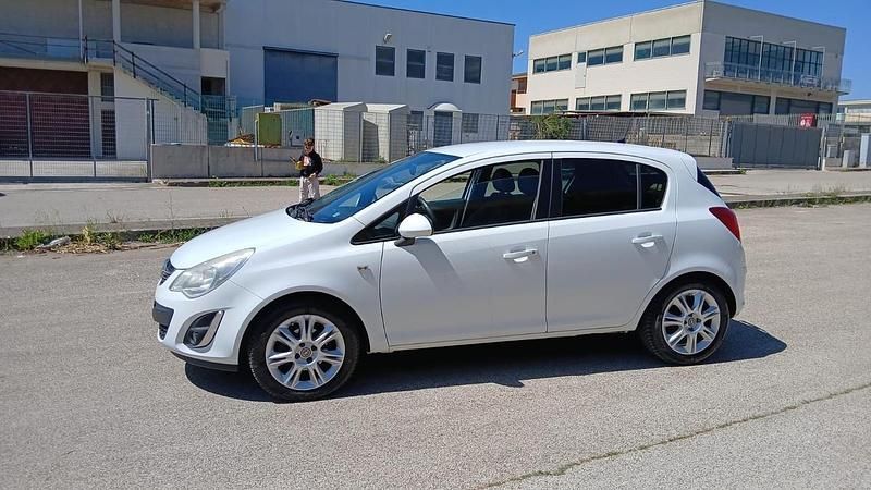 Usado Opel Corsa Edition 95 HP (69 kW) 2013 Branco Citadino