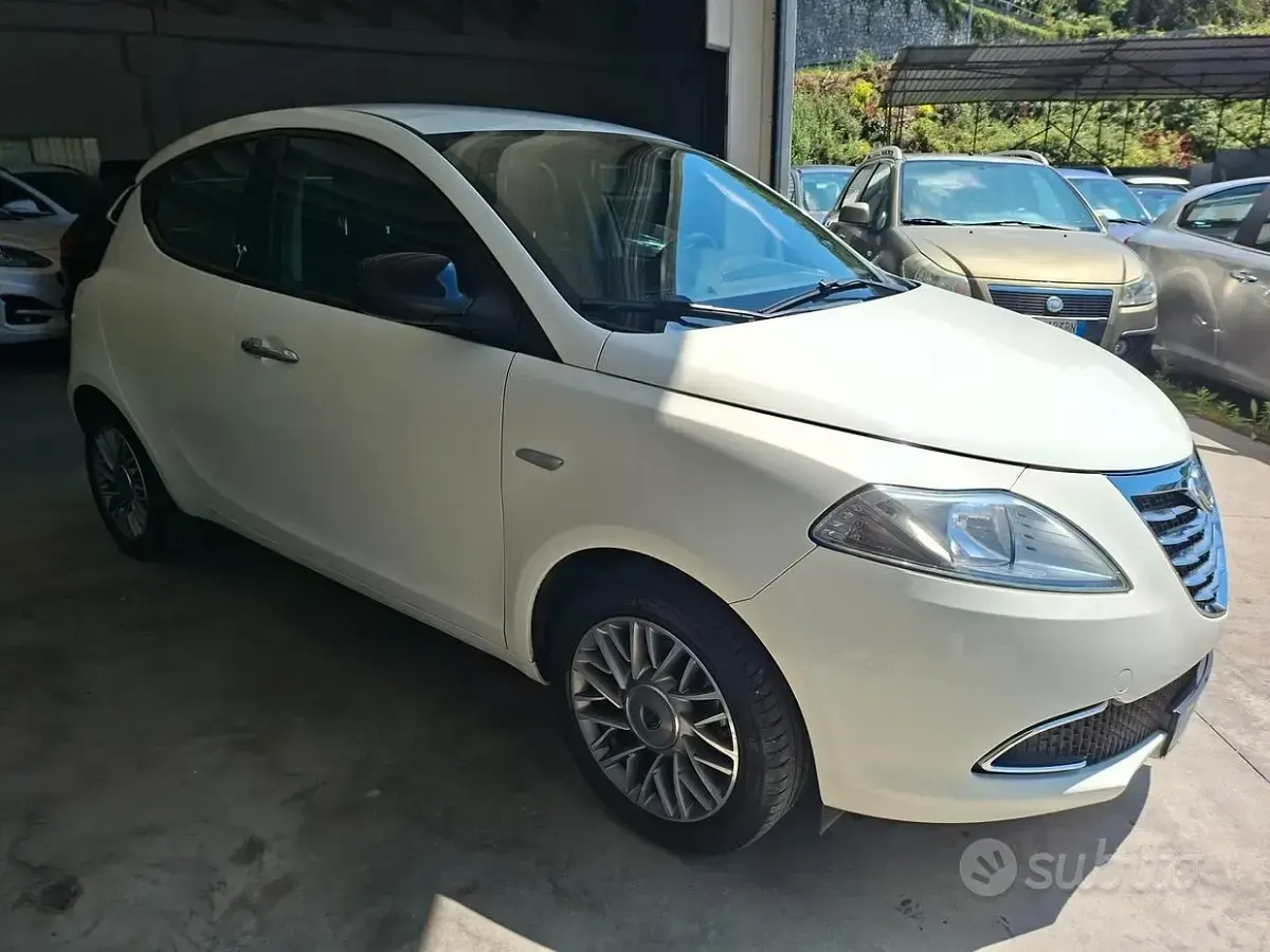 Usata Lancia Ypsilon Silver 69 CV (50 kW) 2012 Bianco Utilitaria