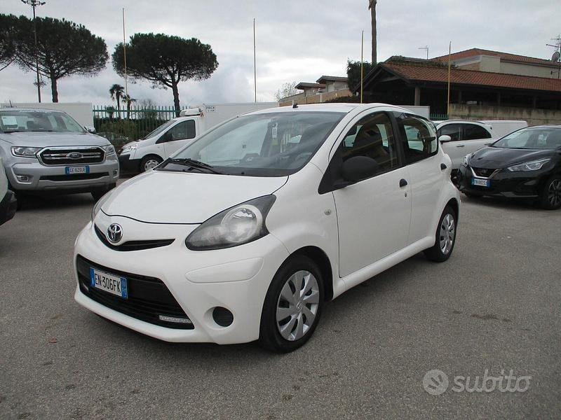 Usata Toyota Aygo Connect Style 68 CV (50 kW) 2012 Bianco Utilitaria