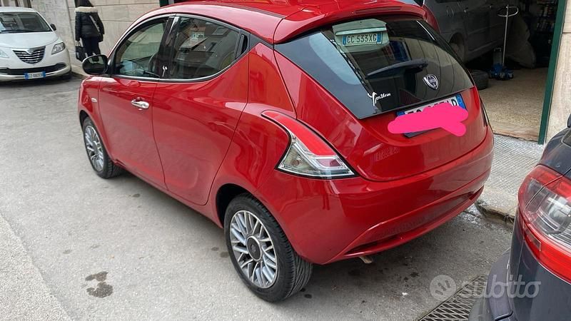 Usata Lancia Ypsilon 69 CV (50 kW) 2016 Rosso Utilitaria