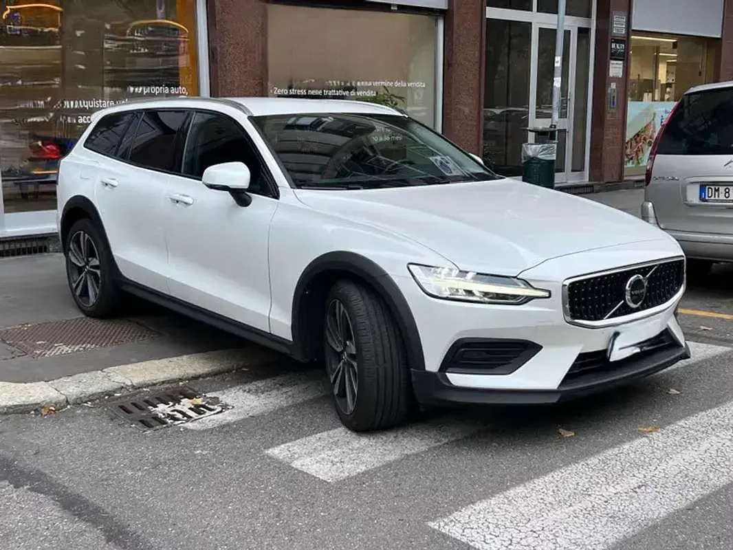 Usata Volvo V60 CC Core 197 CV (144 kW) 2024 Bianco Station wagon