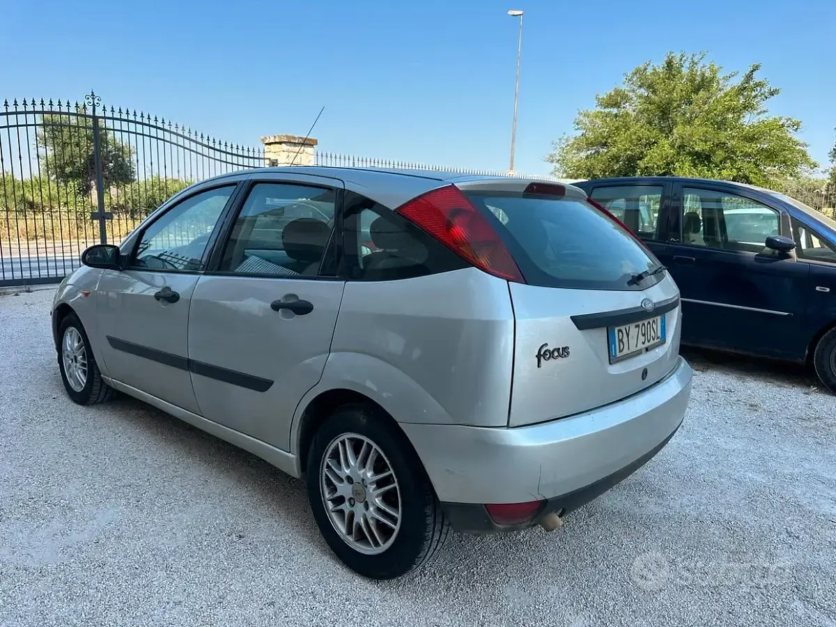 Usata Ford Focus Ambiente 116 CV (85 kW) 2001 Grigio Berlina