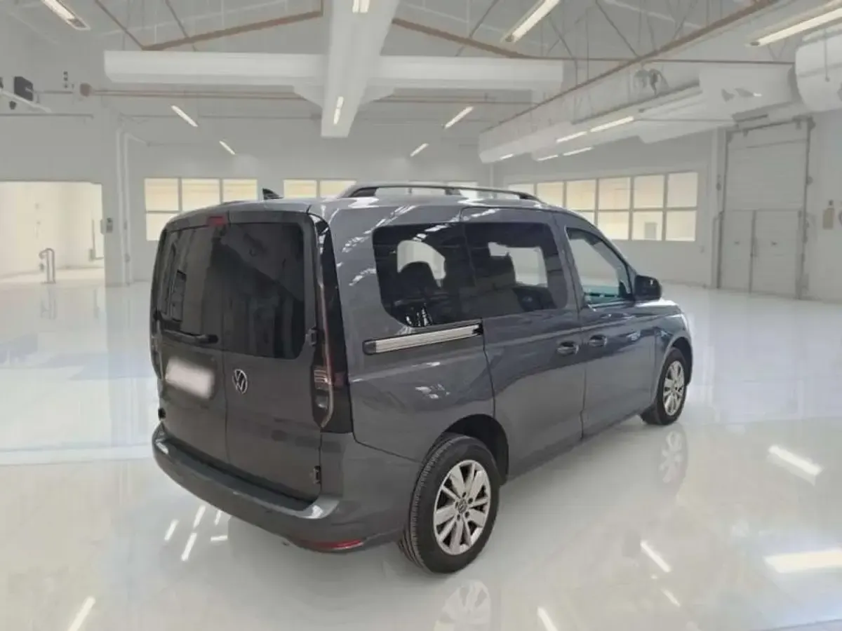 Usata VW Caddy 102 CV (75 kW) 2021 Grigio Monovolume