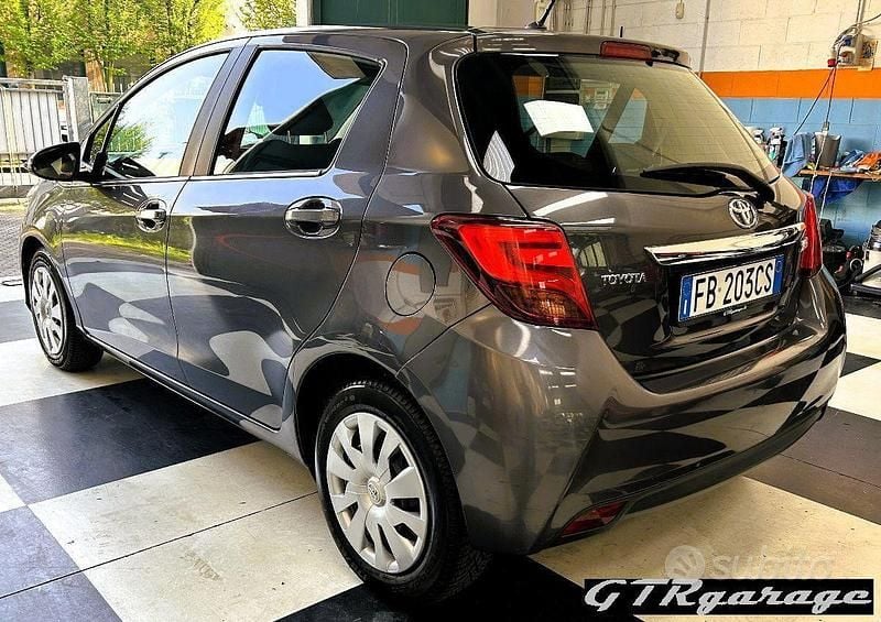 Usata Toyota Yaris Active 90 CV (66 kW) 2015 Grigio Utilitaria