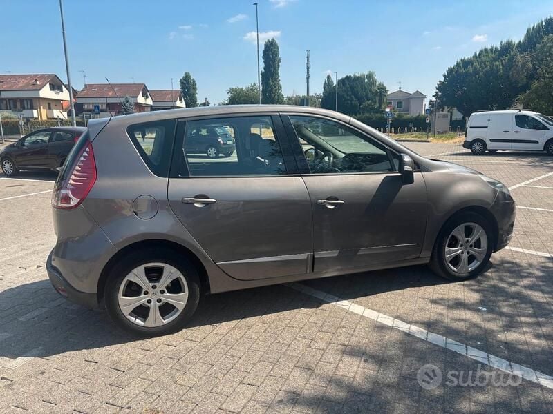 Usata Renault Scénic III 110 CV (80 kW) 2011 Grigio Monovolume