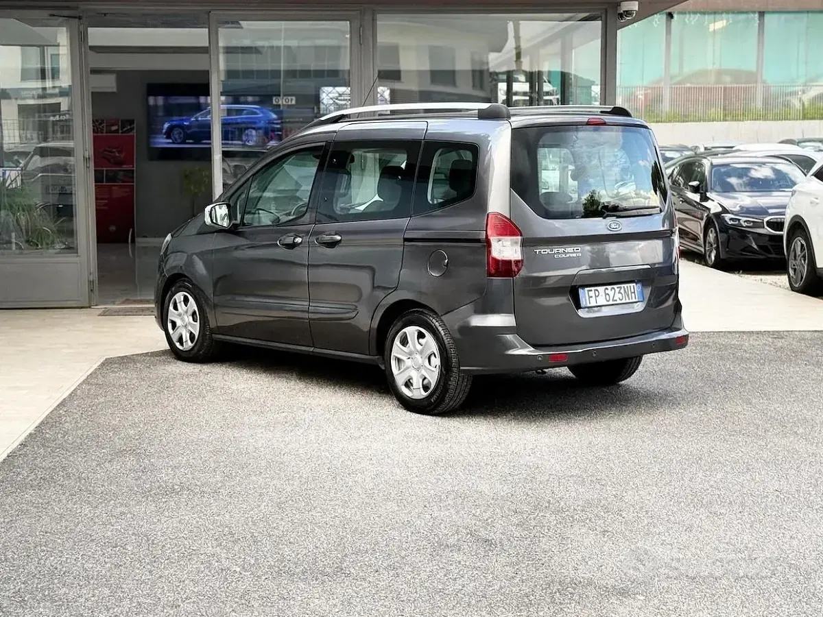 Usata Ford Tourneo Courier 75 CV (55 kW) 2018 Grigio Monovolume