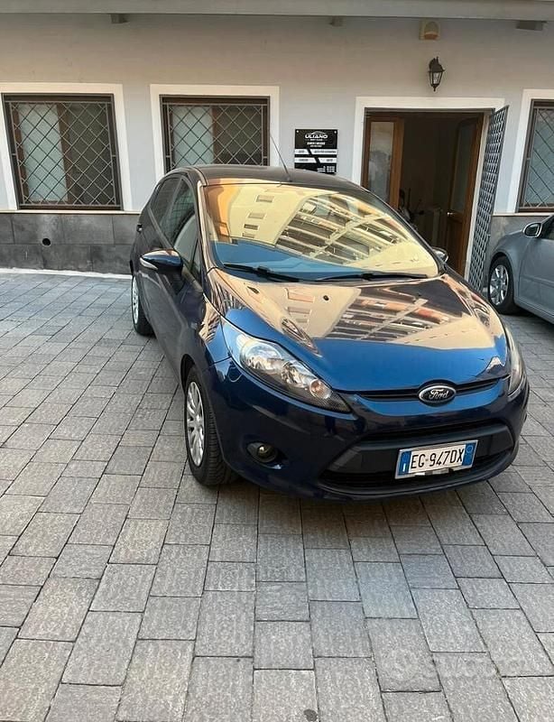 Usata Ford Fiesta 97 CV (71 kW) 2011 Blu Berlina