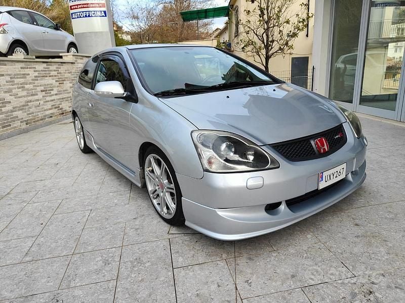 Usata Honda Civic Type R 200 CV (147 kW) 2004 Grigio metallizzato Utilitaria