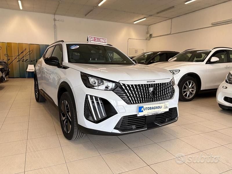 Begagnad Peugeot 2008 Allure 114 kW (156 HK) 2024 Vit SUV
