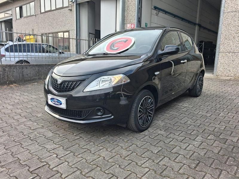 Usata Lancia Ypsilon Silver 69 CV (50 kW) 2023 Pastello  nero Utilitaria