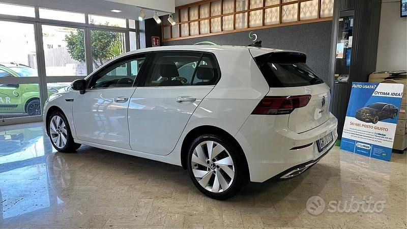 Bianco Usata 2022 VW Golf VIII Style Tre volumi | 22.900 € (Buon prezzo) - Immagine 1/4
