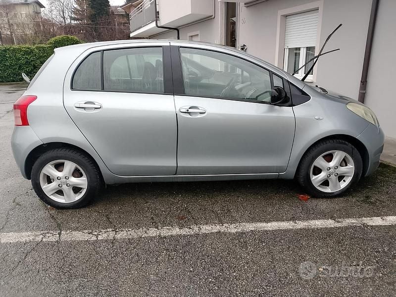Usata 2005 Toyota Yaris Sol Tre volumi | 3200 € (Buon prezzo) - Immagine 1/4