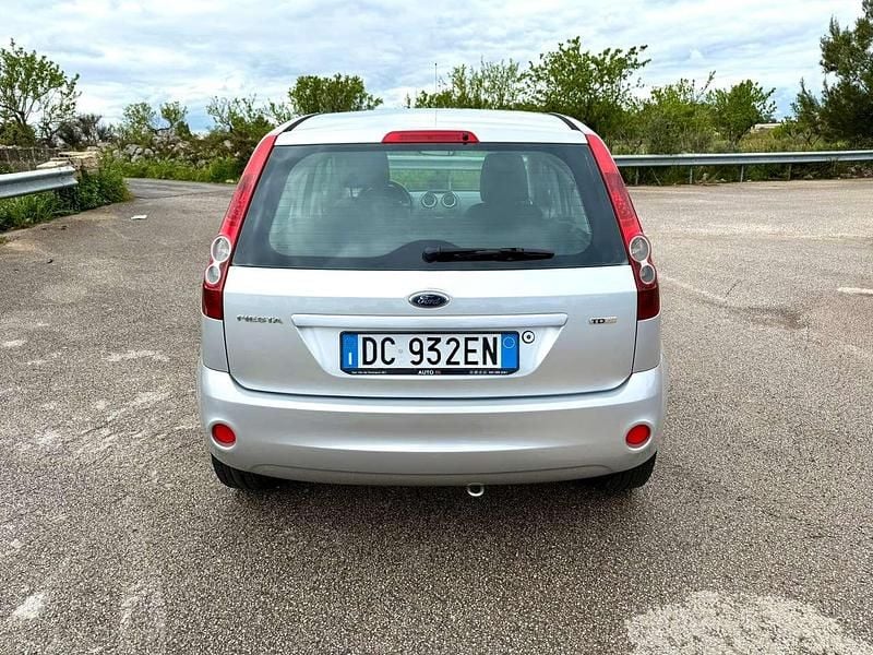 Usata Ford Fiesta Titanium 68 CV (50 kW) 2006 Argento Utilitaria