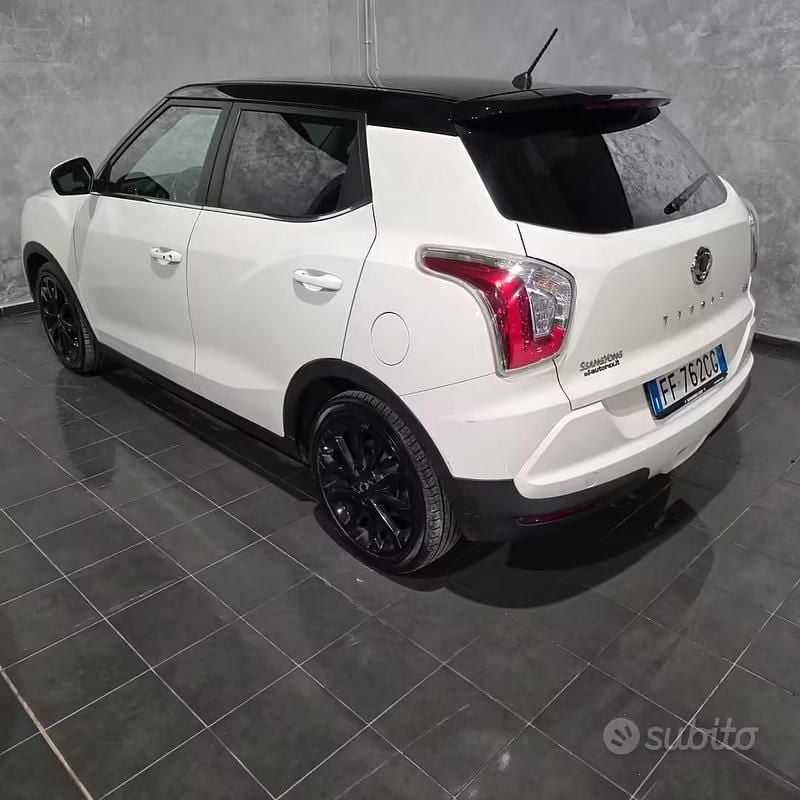 Gebraucht SsangYong Tivoli 116 PS (85 kW) 2016 Weiß SUV