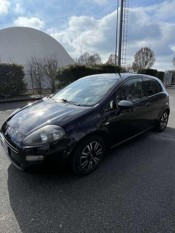 Usata Fiat Punto Young 77 CV (56 kW) 2014 Nero Utilitaria