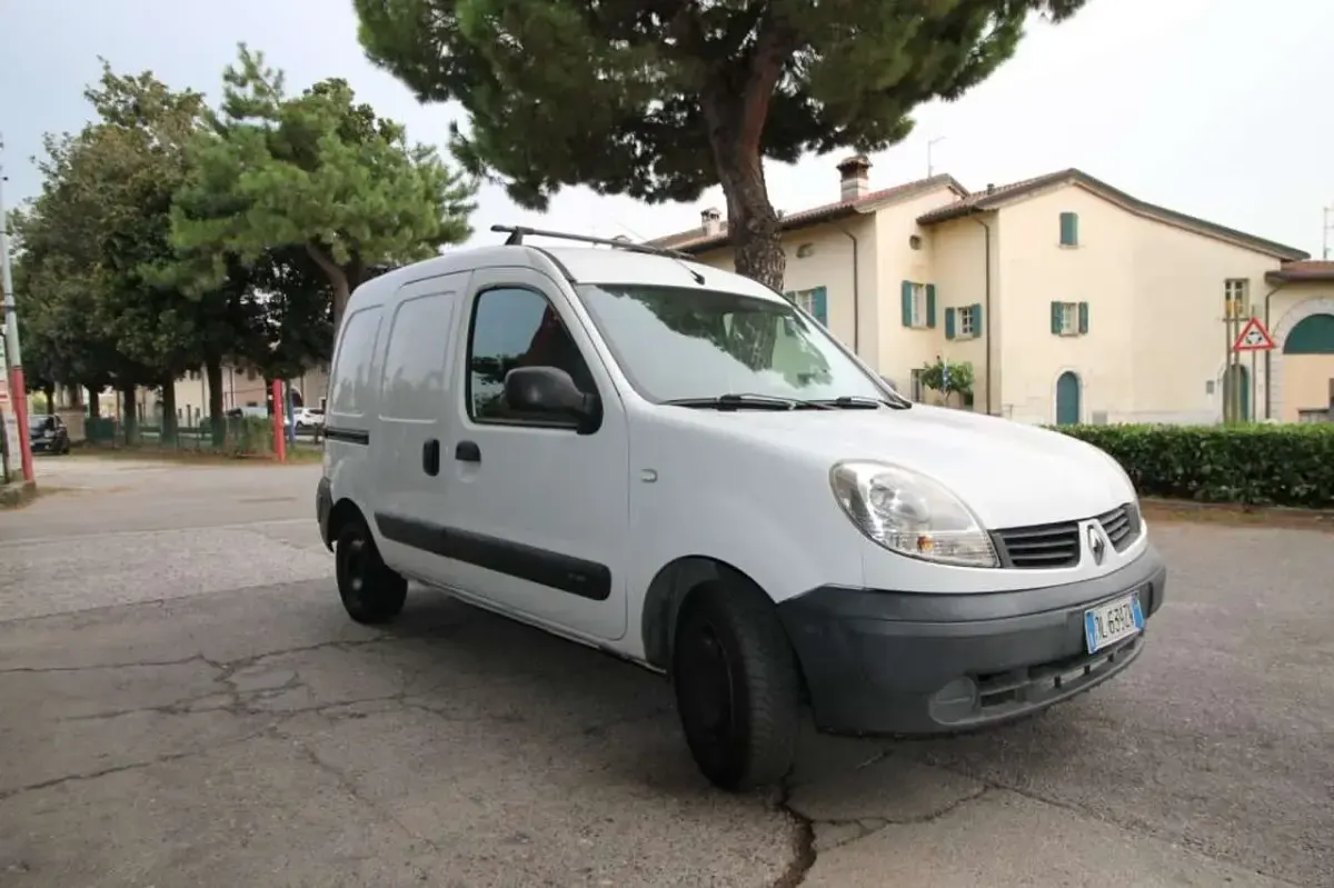 Usata Renault Kangoo 61 CV (44 kW) 2007 Bianco Monovolume