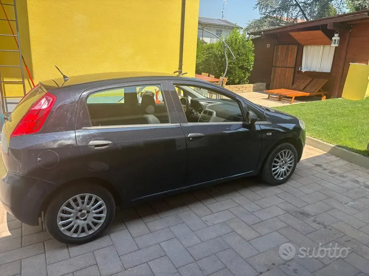 Usata Fiat Grande Punto 75 CV (55 kW) 2011 Bluazzurro Utilitaria