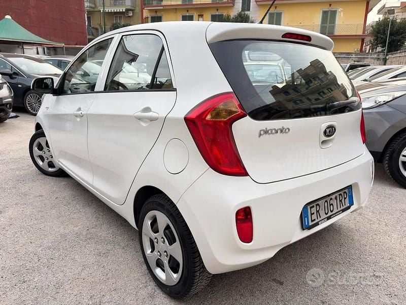 Begagnad Kia Picanto 68 HK (50 kW) 2013 Vit Halvkombi