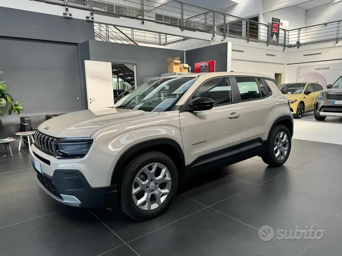 Usata Jeep Avenger Altitude 101 CV (74 kW) 2023 Beige SUV