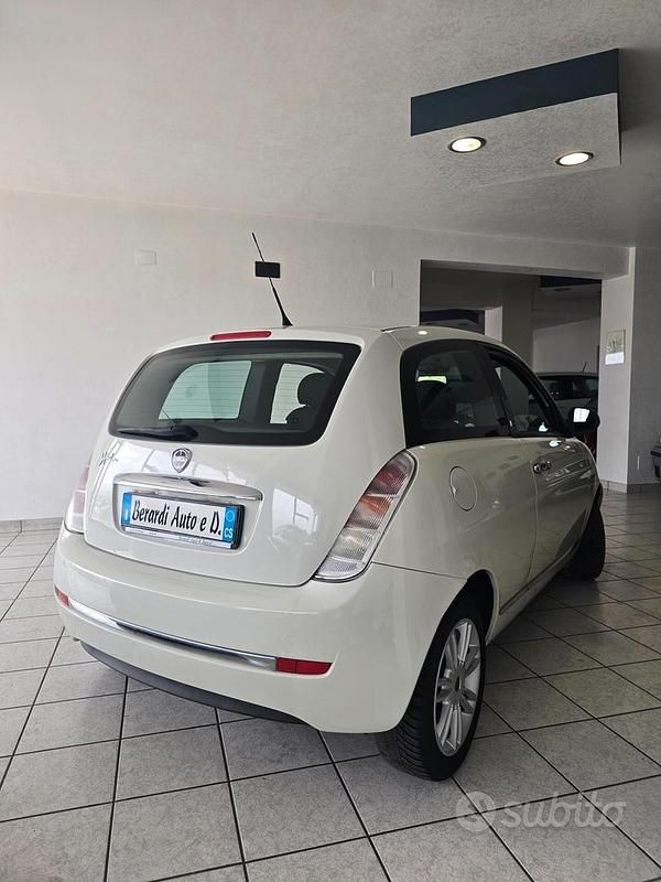Usata Lancia Ypsilon Platinum 75 CV (55 kW) 2011 Bianco Utilitaria
