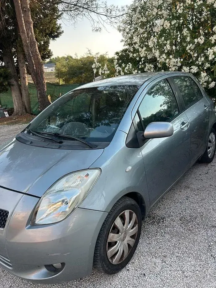 Usata Toyota Yaris 87 CV (63 kW) 2008 Grigio Utilitaria