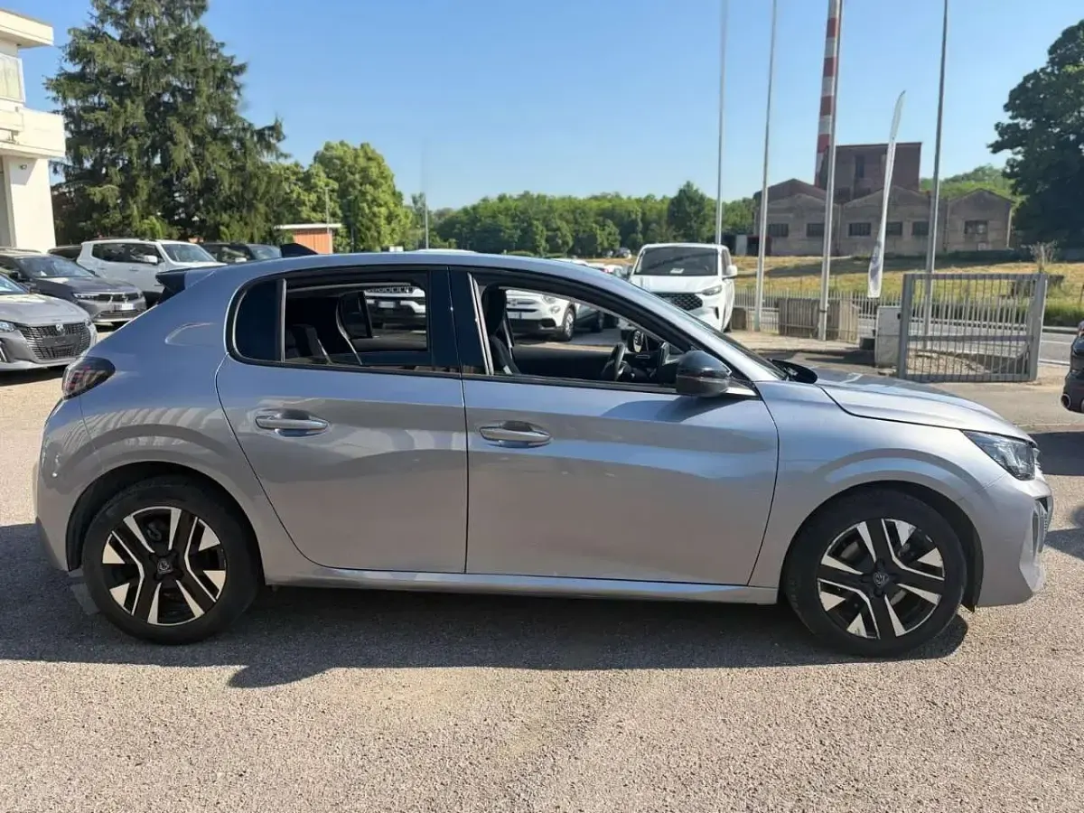 Usata Peugeot 208 Allure 101 CV (74 kW) 2025 Grigio Utilitaria